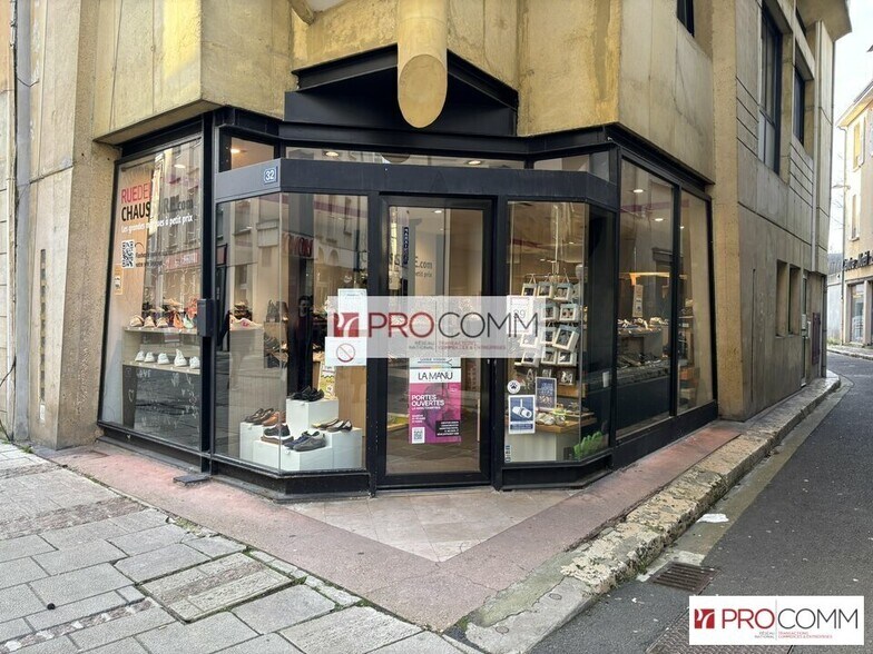 Retail in Chartres for lease - Building Photo - Image 2 of 4