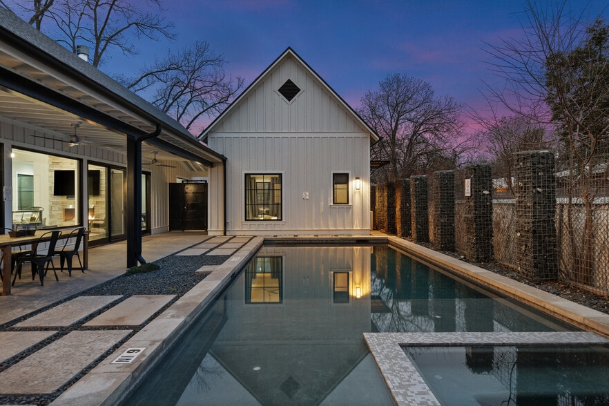 106 E College St, Fredericksburg, TX for sale - Primary Photo - Image 1 of 28