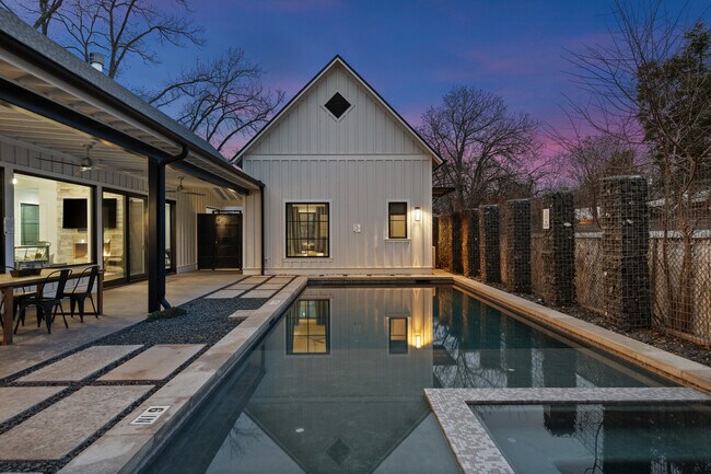 More details for 106 E College St, Fredericksburg, TX - Specialty for Sale