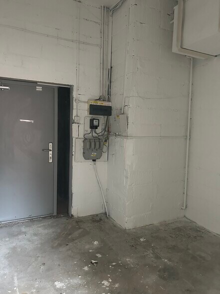 Unit 4 Brayford Square Stepney Green, Londres à louer - Photo du bâtiment - Image 3 de 4