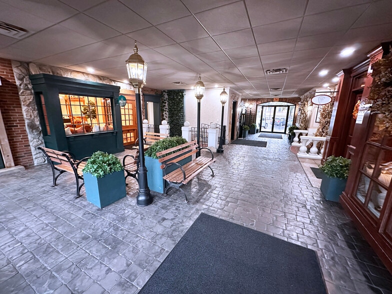 6641 N High St, Worthington, OH for lease - Building Photo - Image 3 of 3