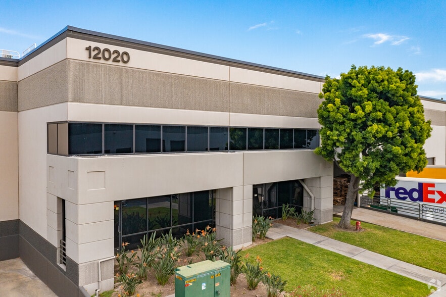 12020 Woodruff Ave, Downey, CA à louer - Photo du bâtiment - Image 2 de 14