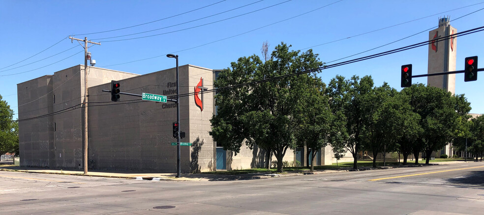 330 N Broadway Ave, Wichita, KS for lease - Primary Photo - Image 1 of 12