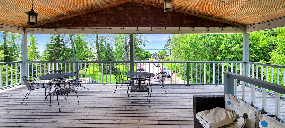 751 Bell St, La Pointe, WI à vendre - Photo du bâtiment - Image 3 de 14