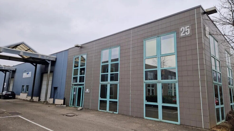 25 Rue Du 35Eme Regiment D'Aviation, Bron à louer - Photo du bâtiment - Image 1 de 14