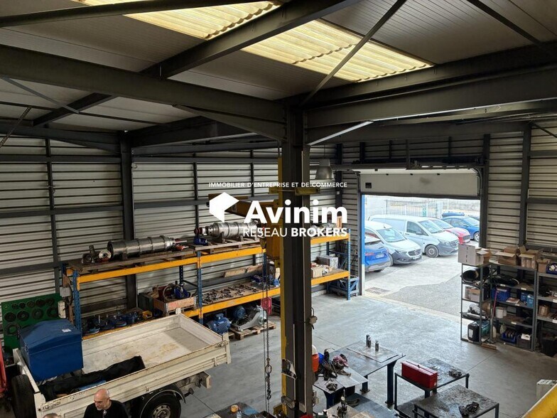 Industrial in Saint-Mitre-les-Remparts for sale - Interior Photo - Image 2 of 8