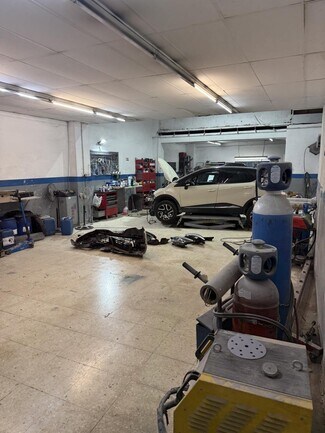 Plus de détails pour Multi-résidentiel à vendre