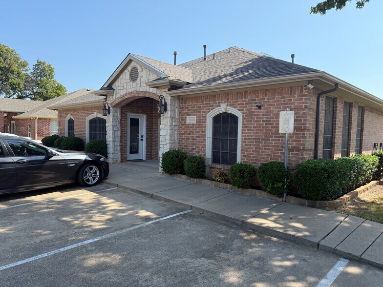 2124 Parkwood Dr, Bedford, TX à louer - Photo principale - Image 1 de 12