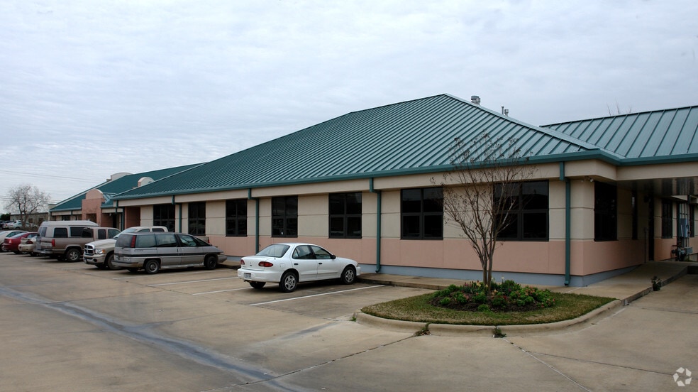 2010 E Villa Maria Dr, Bryan, TX for lease - Building Photo - Image 2 of 25