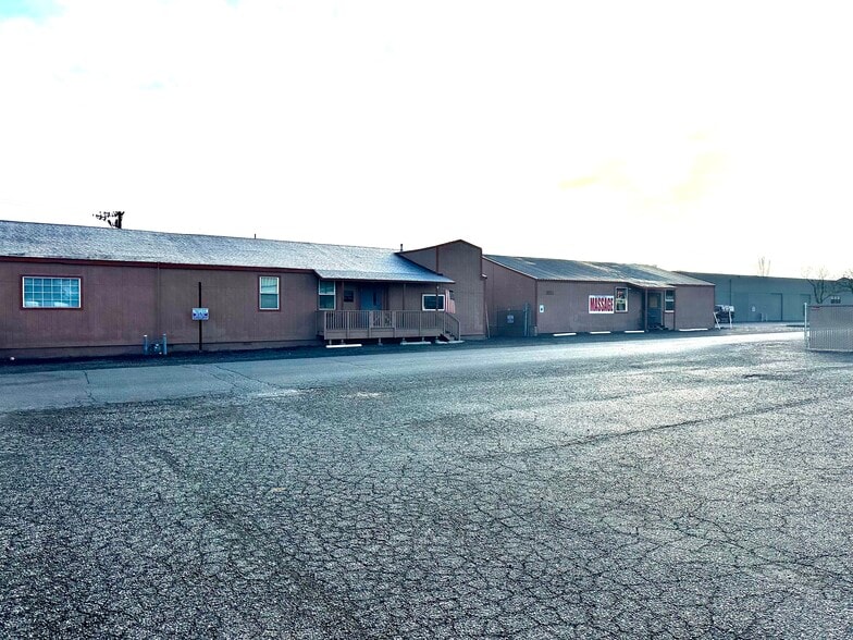 200 & 210 N Volland St. portfolio of 2 properties for sale on LoopNet.ca - Building Photo - Image 2 of 9