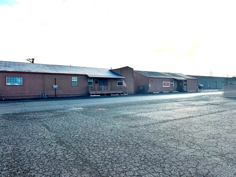 200 & 210 N Volland St. portefeuille de 2 propriétés à vendre sur LoopNet.ca - Photo du bâtiment - Image 2 de 9