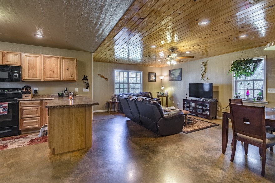 435 County Road 3213, De Kalb, TX for sale - Primary Photo - Image 1 of 1