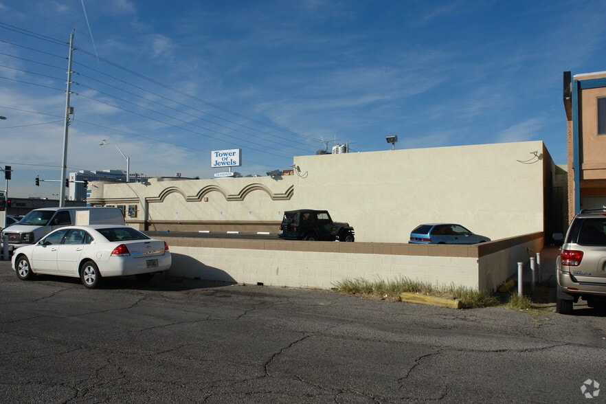896 E Sahara Ave, Las Vegas, NV à louer - Photo du bâtiment - Image 3 de 3