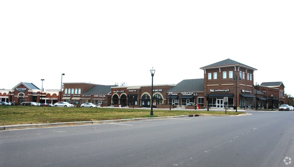 8133-8157 Kensington Dr, Waxhaw, NC à louer - Photo du bâtiment - Image 3 de 12