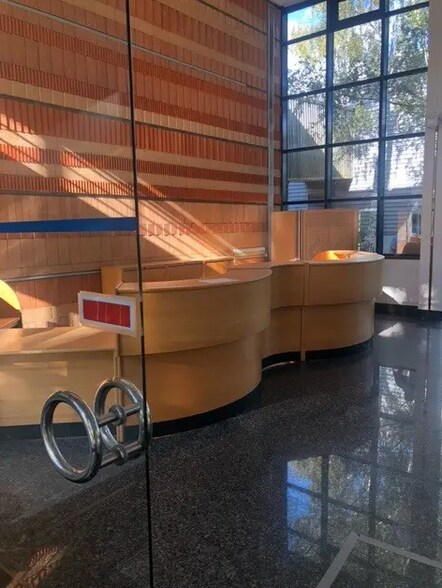 Office in Montigny-le-Bretonneux for sale - Lobby - Image 1 of 2