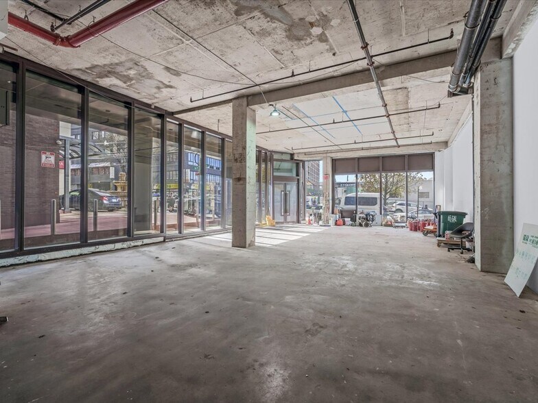 36-21 Prince st, Flushing, NY à louer - Photo du bâtiment - Image 3 de 7