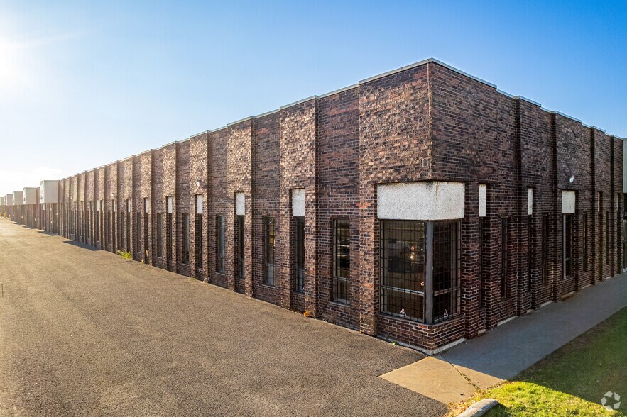 1420-1490 Rue Beaulac, Saint-Laurent, QC for lease - Building Photo - Image 3 of 20