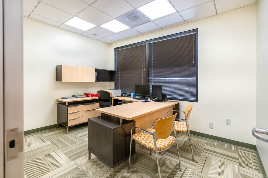 17425 Chatsworth St, Granada Hills, CA for lease - Interior Photo - Image 3 of 24