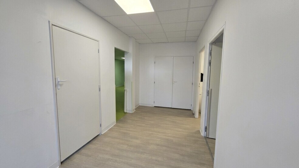Flex in La Crau for lease - Building Photo - Image 2 of 9