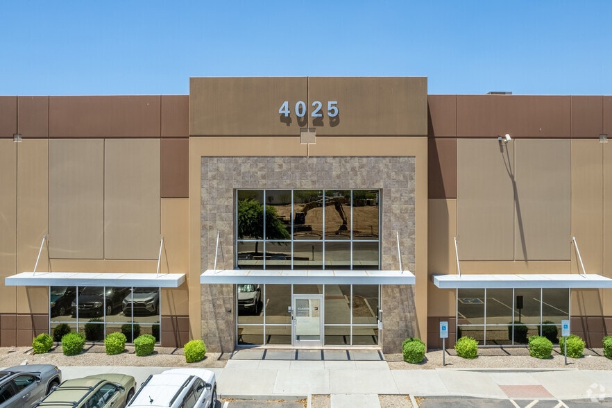 4025 W Buckeye Rd, Phoenix, AZ à louer - Photo du bâtiment - Image 2 de 7