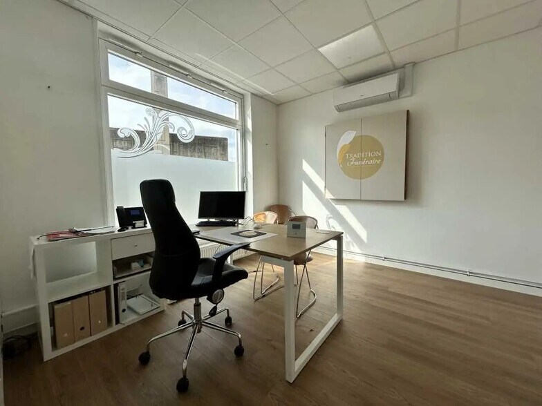 Office in Lyon for lease - Building Photo - Image 3 of 5