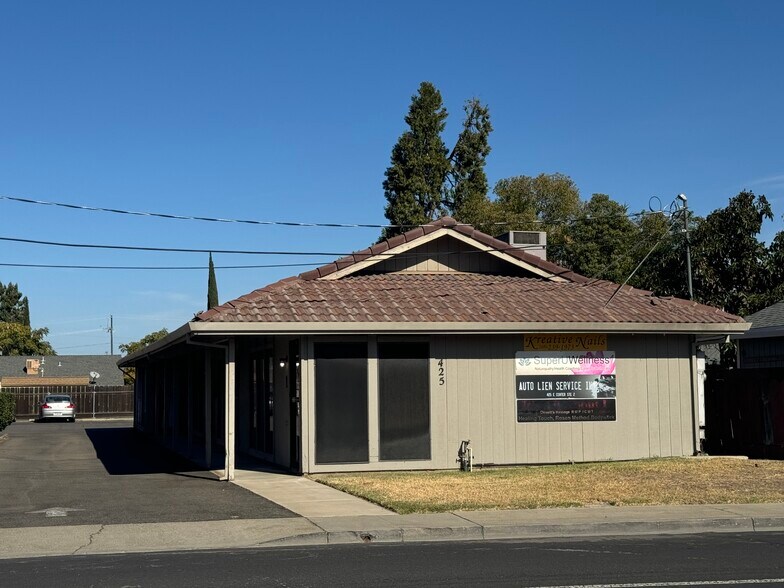 425 E Center St, Manteca, CA à louer - Photo du bâtiment - Image 2 de 22