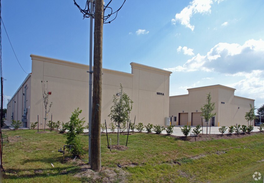 10511 Windsor Ln, Houston, TX à louer - Photo du bâtiment - Image 3 de 7