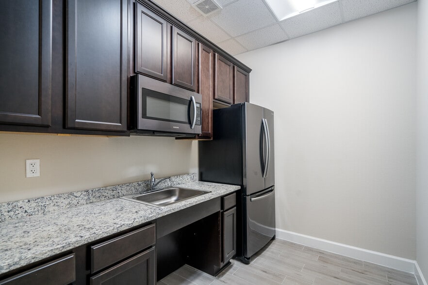 8118 Fry Rd, Cypress, TX for lease - Interior Photo - Image 3 of 12