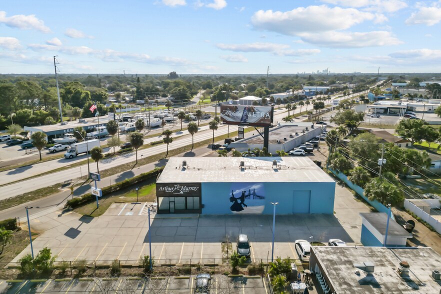 3350 Tyrone Blvd N, Saint Petersburg, FL à louer - Photo du bâtiment - Image 2 de 9