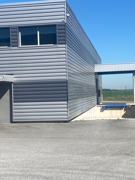 Route De Bu, Houdan for lease - Building Photo - Image 2 of 7