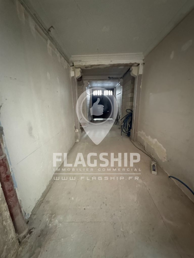 Retail in Paris for lease Interior Photo- Image 1 of 10