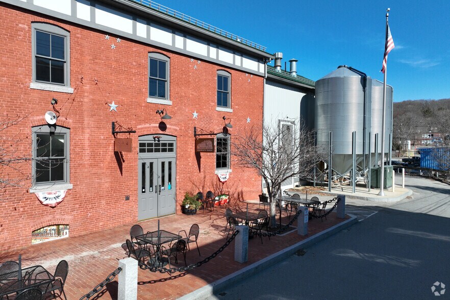 2 Brewery Pl, Ipswich, MA à vendre - Photo du bâtiment - Image 1 de 17