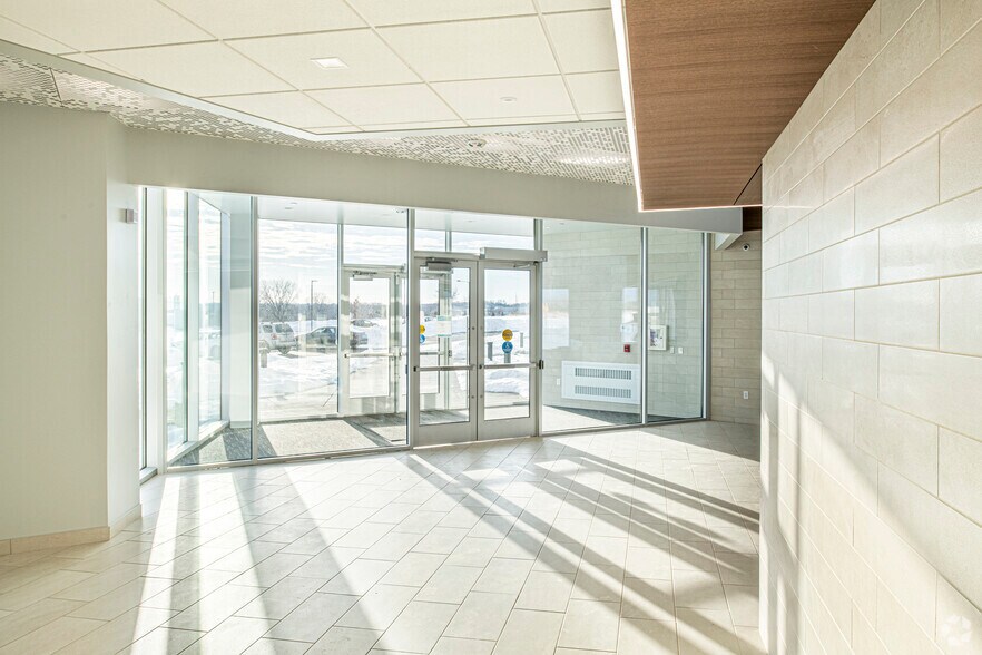 4617 Liuna Way, Deforest, WI à vendre - Hall d’entrée - Image 2 de 6