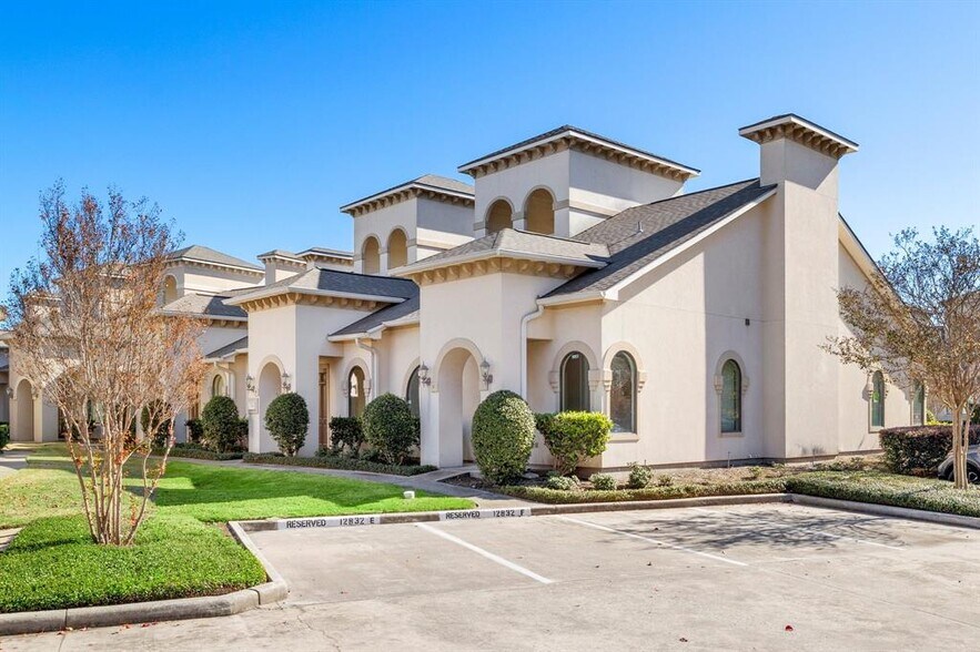 12832 Willow Centre Dr, Houston, TX à vendre - Photo du bâtiment - Image 2 de 28