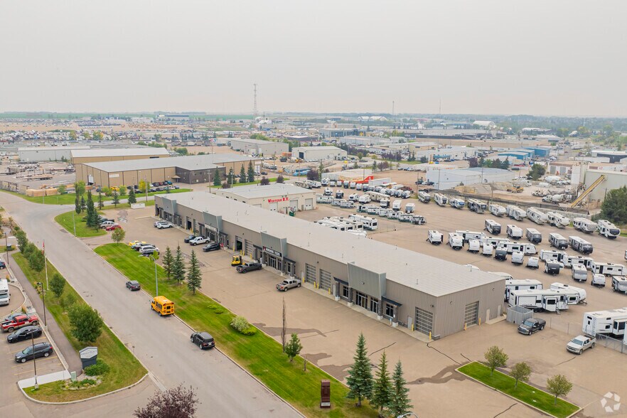 51 East Lake Ave NE, Airdrie, AB à louer - Aérien - Image 3 de 3