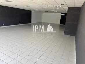 Retail in Saint-Mitre-les-Remparts for lease Interior Photo- Image 2 of 4