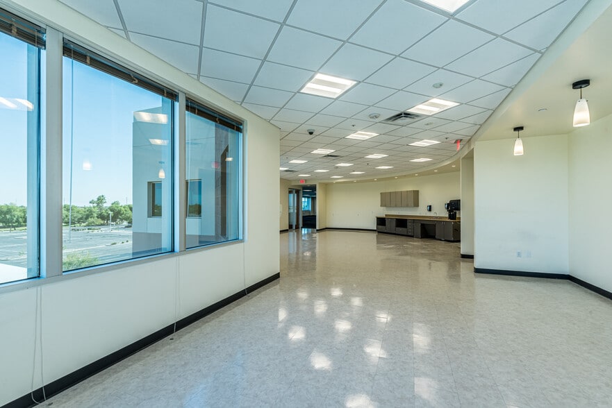 8990 W Glendale Ave, Glendale, AZ for lease - Interior Photo - Image 2 of 36