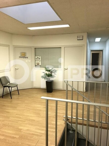 Office in Saint-Avertin for lease - Interior Photo - Image 3 of 3