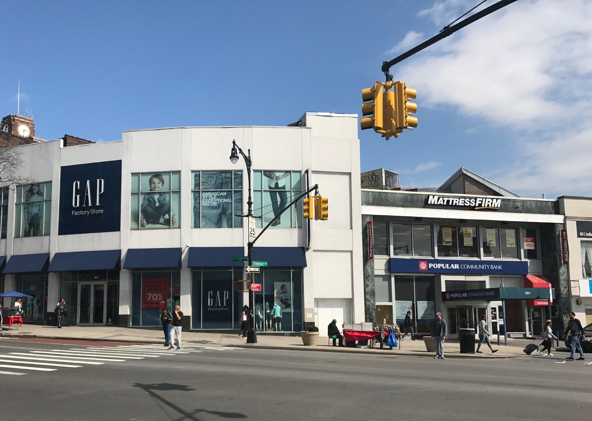 301 E Fordham Rd, Bronx, NY à louer Photo principale- Image 1 de 5