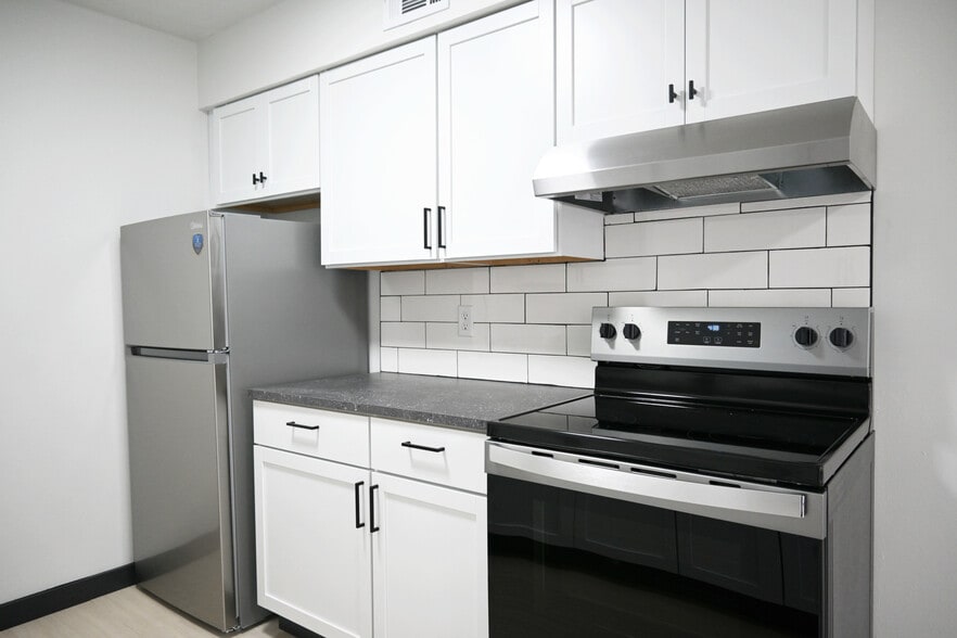 809 N 121st St, Omaha, NE for sale - Interior Photo - Image 2 of 9