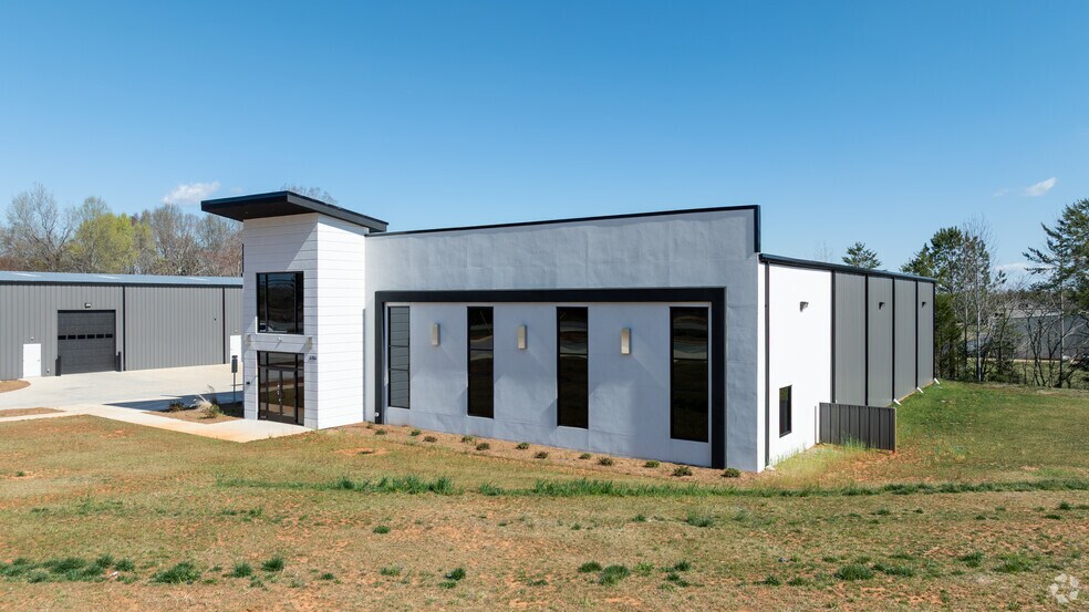 Two industrial/Flex Buildings For Sale portefeuille de 2 propriétés à vendre sur LoopNet.ca - Photo principale - Image 2 de 2