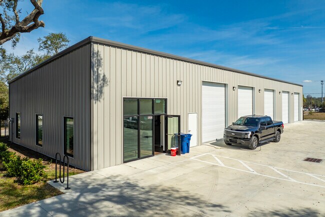 Plus de détails pour 9203 N 19th St, Tampa, FL - Local d'activités à louer