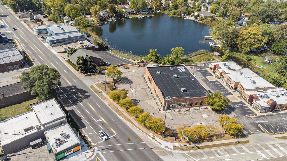 3000 Orchard Lake Rd, Keego Harbor, MI for lease - Building Photo - Image 2 of 18