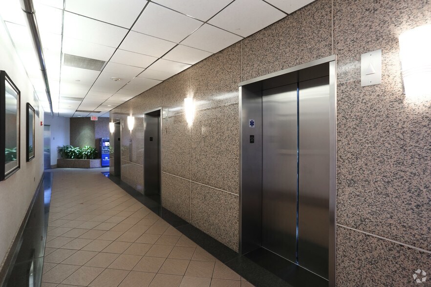 330 Whitney Ave, Holyoke, MA à louer - Hall d’entrée - Image 3 de 11