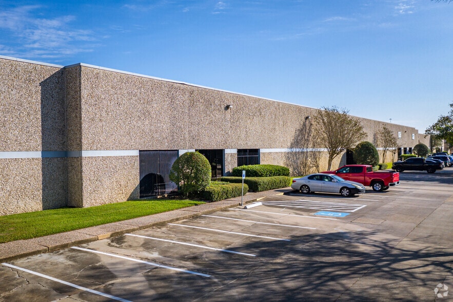 12603 Executive Dr, Stafford, TX for lease - Building Photo - Image 2 of 8
