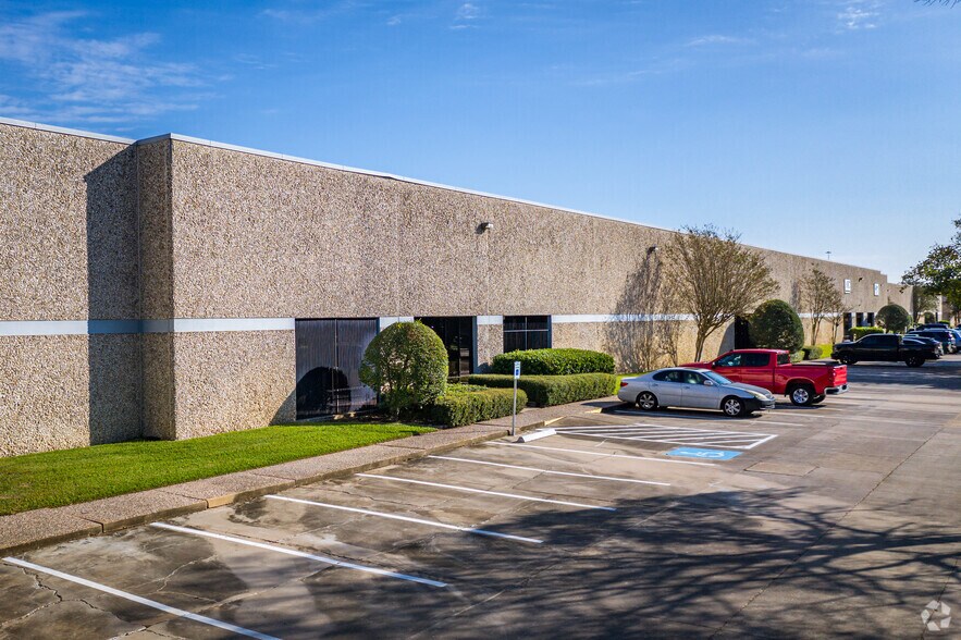 12603 Executive Dr, Stafford, TX à louer - Photo du bâtiment - Image 2 de 8