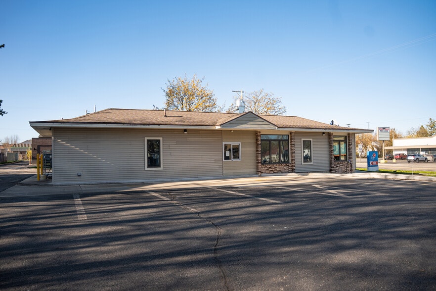 206 Cypress St, Manistee, MI for sale - Building Photo - Image 3 of 6