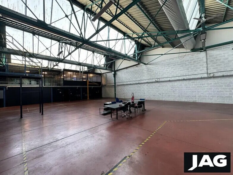 Office in Villeurbanne for lease - Interior Photo - Image 2 of 13