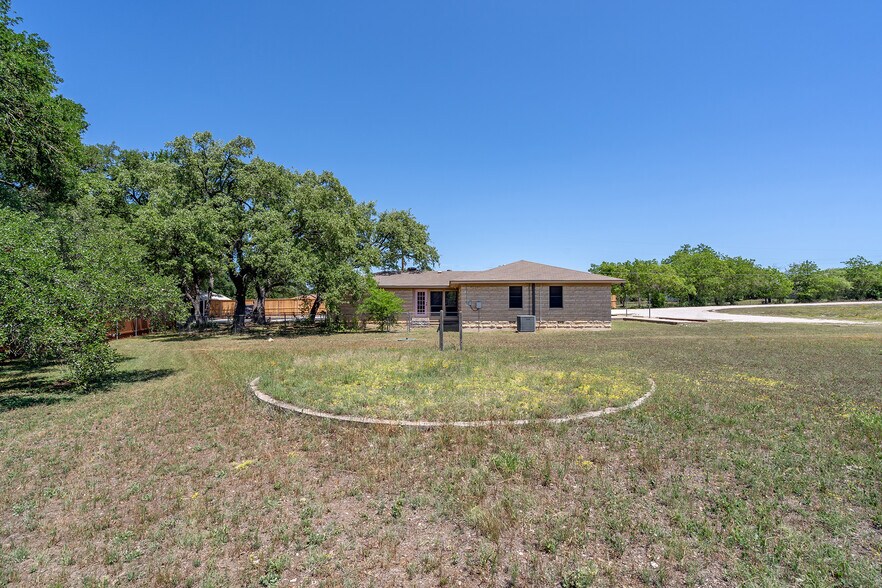 1353 Main St, Liberty Hill, TX à vendre - Photo du bâtiment - Image 2 de 42