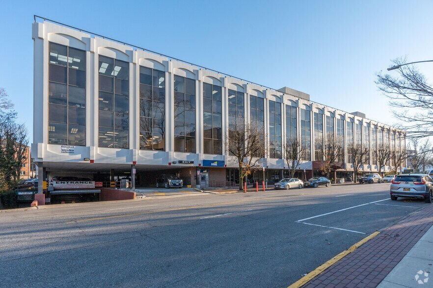 98 Cuttermill Rd, Great Neck, NY à louer - Photo du bâtiment - Image 2 de 12